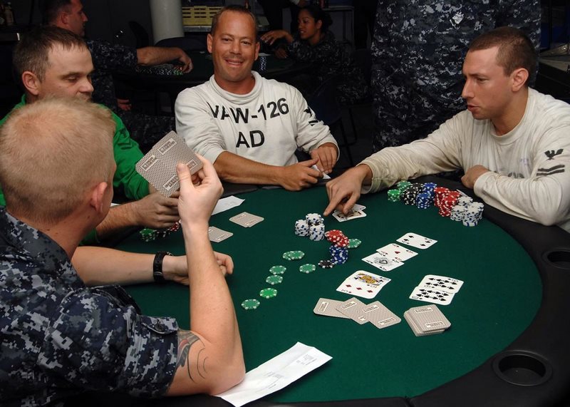 Một bàn chơi bài Poker có gì?