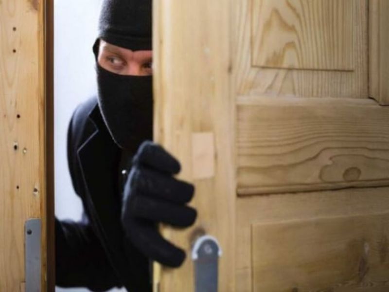 Mơ thấy kẻ trộm lẻn vào nhà là điềm báo gì?